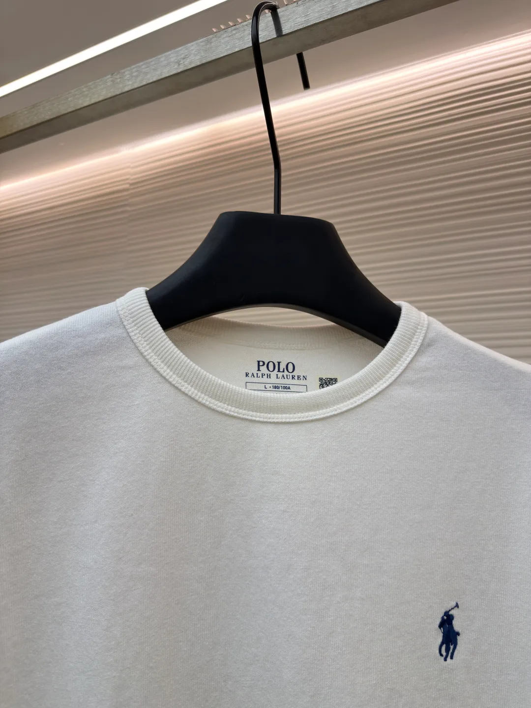 Ralph Lauren logo embroidered short sleeves ●Original version: Purchased and developed for 990 ●Item number: 1682485-X80 ●Material: linen soft plain fabric ●Technology: embroidery production ●Color: white ●Version: Fitted version ●Weight: about 270 grams ●Size: S-M-L-XL ●Description: Customized cotton and linen soft plain fabric, delicate touch, comfortable and close to the skin, with deep black as the main color Exquisite red pony logo is embellished throughout. It is highly recognizable. It brings an atmosphere of freedom and vitality. A symphony of pure and smart colors. It outlines a high-end outline with extreme simplicity and becomes the smart focus of the vision. It shows taste in silence and adopts imported machine embroidery technology. It uses advanced computer control system and precise mechanical components to realize the iconic pony embroidery operation. High precision. The lines are smooth and delicate. The fabrics have been washed. It has a better hand feel and texture. It is not easy to deform and not shrink. Not easy to fade and maintain long-lasting beauty. The overall wiring is straight and delicate, the fabric is comfortable and soft, and the color is consistent without color difference. It can be matched with the same style to create a fashionable look and control various occasions. Customized accessories, complete with three standards, same style for men and women!